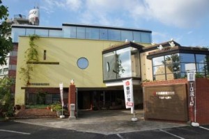 黄色い外壁と　こびと　の人形が　目印の建物です♪